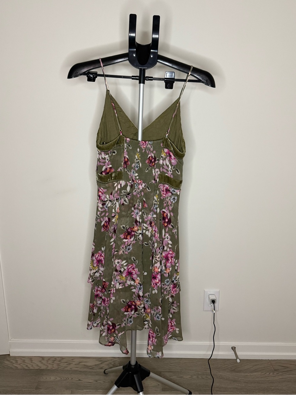 White House Black Market Floral Chiffon Dress with Velvet Trim | Size 4 - Picture 3 of 6